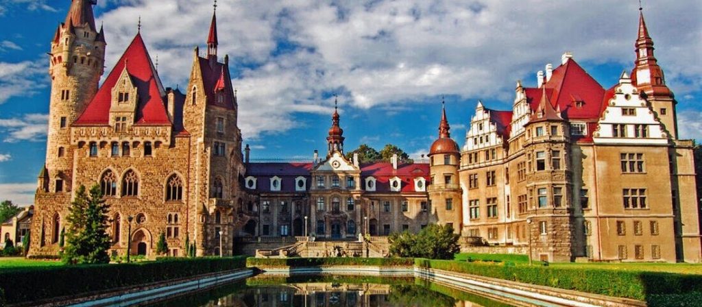 historien til Moszno-slottet
