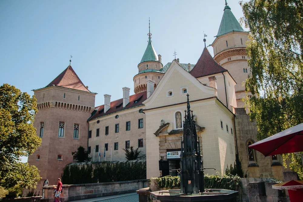 explorar o castelo de bojnice